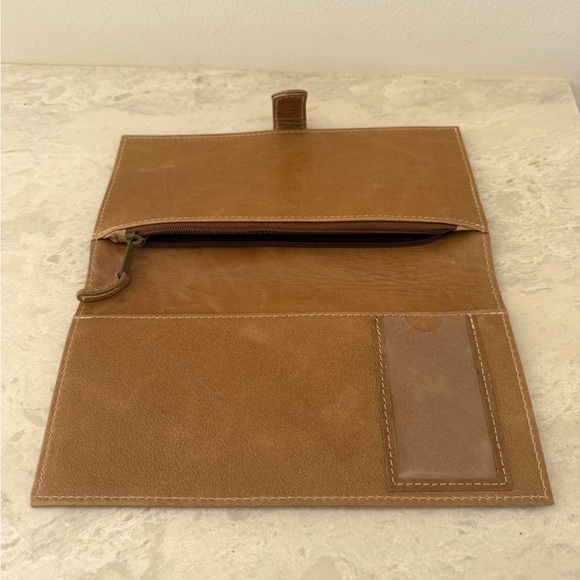 Passport Travel Wallet Made of Soft Leather NWOT Zippered Pocket, Inside Sleeve - Picture 4 of 5